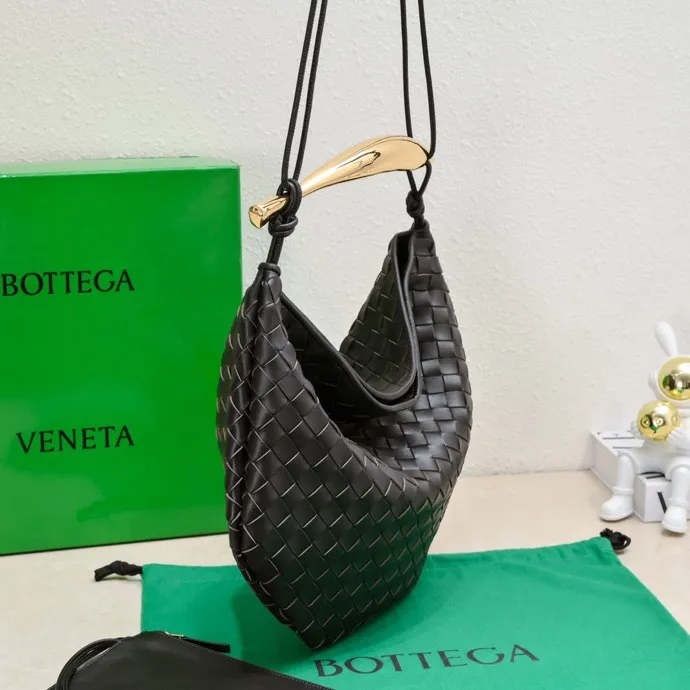 Original leather, batch 2060, the old-money style BV Sardine large size has been shipped🔥 Nowadays, many fashionable, rich and tasteful Jimei people are carrying the same bag invariably. It’s Bottega Veneta Sardine! Because this BV Sardine bag is so beautiful and high-end! The arc-shaped intrecciato woven bag body, paired with metal sardine handles, looks like a work of art, allowing people to ponder and appreciate it. Currently Sardine has launched three sizes for everyone to choose from. This is the largest size🉑️hand-held🉑️armpit🉑️single shoulder🉑️crossbody. It is a very high-quality and relatively niche treasure model. It will be very special when you carry it when you go out. It allows you to have the freedom of carrying a bag. Sisters go crazy. Style number: 7468-1# Size: 39*31*12cm